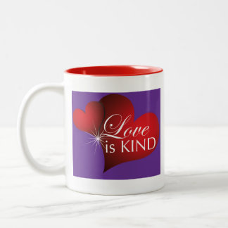 愛は親切な赤いハートズパープルツートーンマグ ツートーンマグカップ