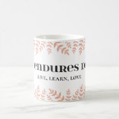愛は遅延に耐える:永遠の愛の引用文 コーヒーマグカップ (中央)