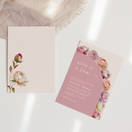 愛は開花ピンク牡丹フレームブライダルシャワーで 招待状