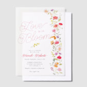 愛は開花ブライダルシャワーワイルドフラワー ベラム紙招待状 (オフセット)