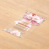 愛は開花花模様ピンクボウブライダルシャワー アクリル招待状 (レイダウン)