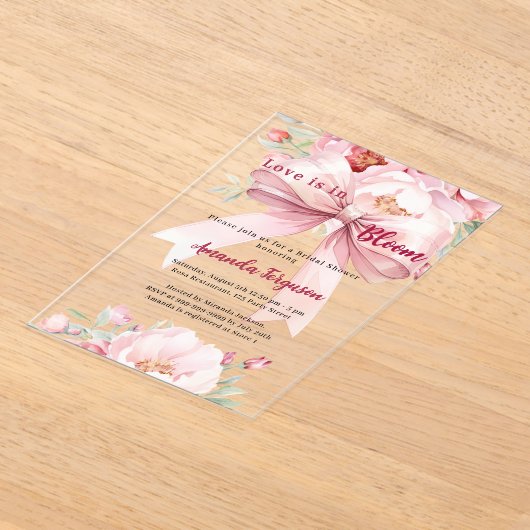 愛は開花花模様ピンクボウブライダルシャワー アクリル招待状 (レイダウン)