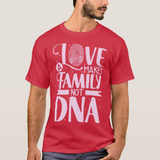 愛は養子縁組の親になる Tシャツ