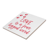 愛は4本足の単語である – かわいい犬の引用文 タイル (側面)