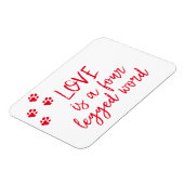 愛は4本足の単語である – かわいい犬の引用文 マグネット (左側)