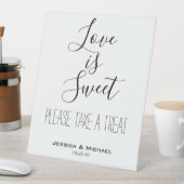 愛は、甘いお菓子のバイキングに好意を持つ  台座サイン (インサイチュ)