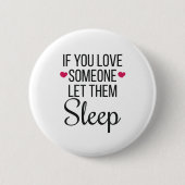 愛もしする人が眠る愛を抱く 缶バッジ (正面)