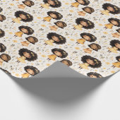 愛らしいアフリカ系アメリカ人の少女と金色の花 ラッピングペーパー (角)