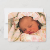 愛らしいアーガイルピンクの赤ちゃん女の子の発表 案内状 (裏面)