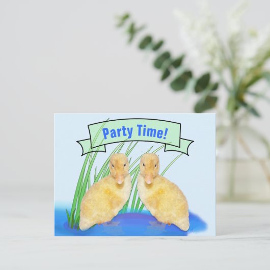 愛らしいイエローアクリングスチャイルドーズ誕生日 インビテーションポストカード (スタンド正面)