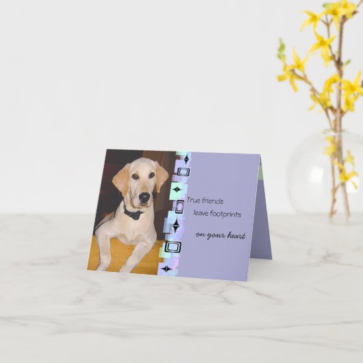 愛らしいイエロー・ラブラドール・レトリーバーの子犬の誕生日の挨拶状 カード (黄色い花)