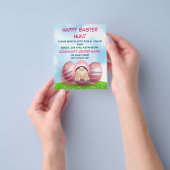 愛らしいイースターバニーとピンクのストライプ卵のイースター チラシ (手)