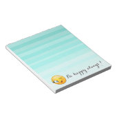 愛らしいウィンキング絵文字顔 – 常に幸せになる ノートパッド (アングル)