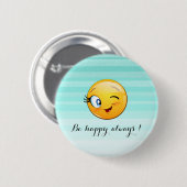 愛らしいウィンキング絵文字顔 – 常に幸せになる 缶バッジ (正面&裏面)