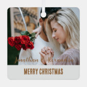 愛らしいカップル写真モダンスタイリッシュ文字エレガント メタルオーナメント (正面)