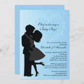 愛らしいキスをする妊娠中のカップルがテーマのベビーシャワー 招待状 (正面/裏面)