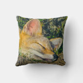 愛らしいキツネがクローズアップ写真を眠る クッション (裏面)