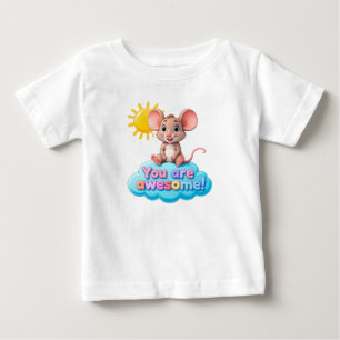 愛らしいキャラクターのネズミが雲の上に座っています ベビーTシャツ