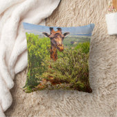 愛らしいキリンが木々の上で頭を突き出した クッション (ブランケット)