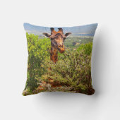 愛らしいキリンが木々の上で頭を突き出した クッション (裏面)