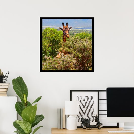愛らしいキリンが木々の上で頭を突き出した ポスター (ホームオフィス)
