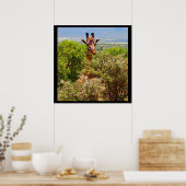 愛らしいキリンが木々の上で頭を突き出した ポスター (キッチン)