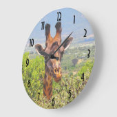 愛らしいキリンが木々の上で頭を突き出した ラージ壁時計 (傾斜)