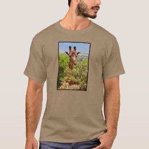 愛らしいキリンが木々の上で頭を突き出した Tシャツ