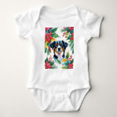 愛らしいクリスマスの犬とポインセチア ベビーボディスーツ (正面)