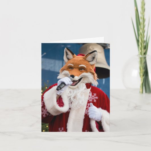 愛らしいクリスマスの赤い狐がサンタの服を着て歌う カード (正面)