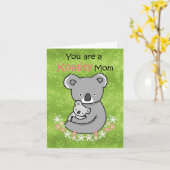 愛らしいコアラは可愛い母親おもしろいの日を過ごす カード (黄色い花)