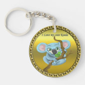 愛らしいコアラは森の木に生えている キーホルダー (正面)