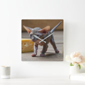 愛らしいスフィンクス・キッテンとチーズ スクエア壁時計 (ホーム)