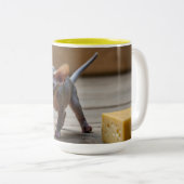 愛らしいスフィンクス・キッテンとチーズ ツートーンマグカップ (正面右)