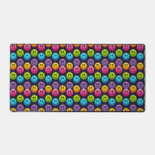 「愛らしいスマイル絵文字パターンコレクション」 デスクマット (正面)