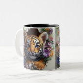 愛らしいタイガーカッブがフローラから覗きカラフル込む ツートーンマグカップ (正面左)