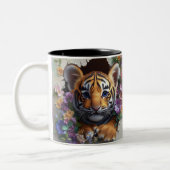 愛らしいタイガーカッブがフローラから覗きカラフル込む ツートーンマグカップ (左)