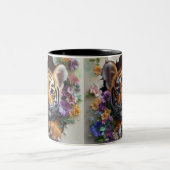 愛らしいタイガーカッブがフローラから覗きカラフル込む ツートーンマグカップ (中央)