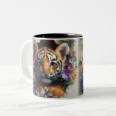 愛らしいタイガーカッブがフローラから覗きカラフル込む ツートーンマグカップ (正面左)