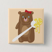 愛らしいハチミツクマにスプーンと赤い弓 缶バッジ (正面)