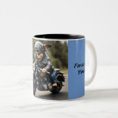 愛らしいバイクもしくは自転車に乗る人生まれドッグに乗る ツートーンマグカップ (正面右)