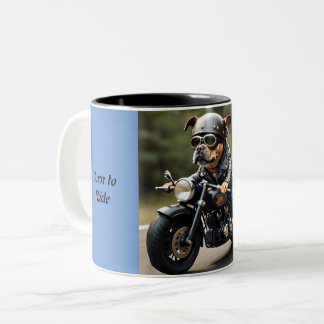 愛らしいバイクもしくは自転車に乗る人生まれドッグに乗る ツートーンマグカップ