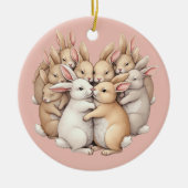 愛らしいバンニーズインザコージーパステルハグイラストレーション セラミックオーナメント (正面)
