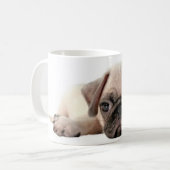 愛らしいパグの子犬 コーヒーマグカップ (正面左)
