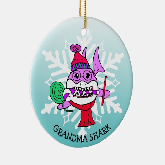 愛らしいパーソナライズされたおばあちゃんサメとスノーフレーク セラミックオーナメント (右)