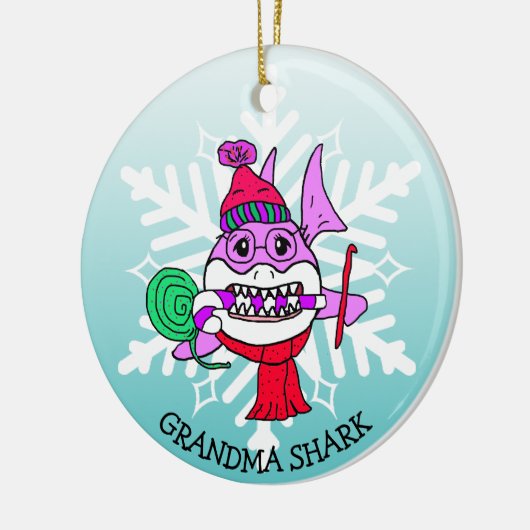 愛らしいパーソナライズされたおばあちゃんサメとスノーフレーク セラミックオーナメント (左)