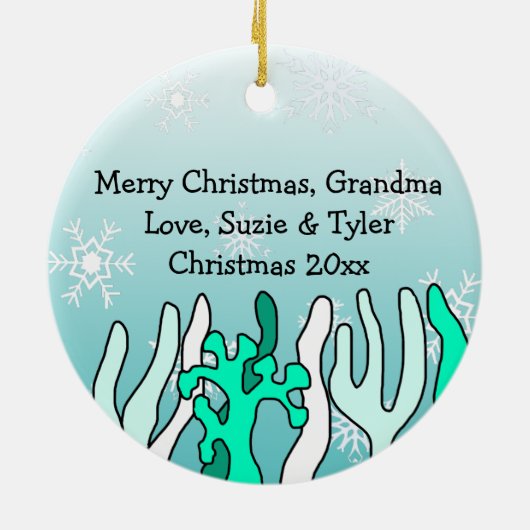 愛らしいパーソナライズされたおばあちゃんサメとスノーフレーク セラミックオーナメント (裏面)