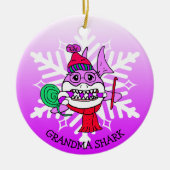 愛らしいパーソナライズされたおばあちゃんサメとスノーフレーク セラミックオーナメント (正面)