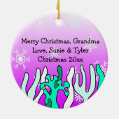 愛らしいパーソナライズされたおばあちゃんサメとスノーフレーク セラミックオーナメント (裏面)