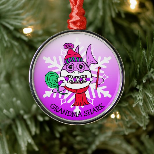 愛らしいパーソナライズされたおばあちゃんサメとスノーフレーク メタルオーナメント (ツリー)
